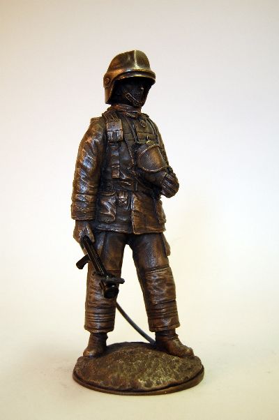 BF13 - Modern Firefighter with hose